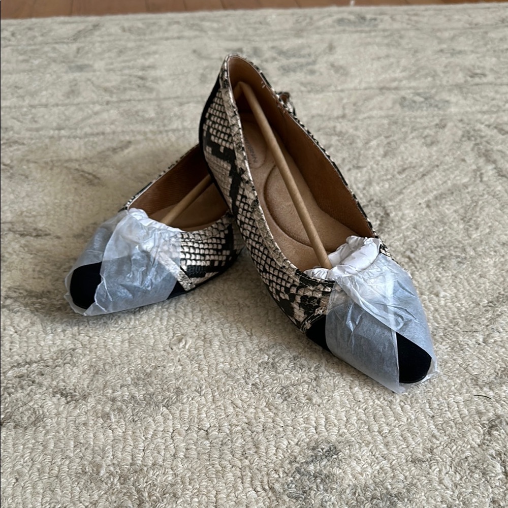 Chic Black and Tan Flats with Snakeskin Print